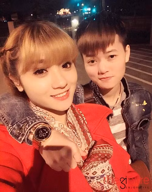 Bi đến từ Bắc Giang còn Tú Anh là người Tuyên Quang, cả hai quen nhau khi còn ở Việt Nam. Tình cảm của họ nảy sinh từ khi hai người làm chung một công ty bên Đài Loan. Ban đầu, cả 2 không hề nghĩ rằng mình sẽ đến được với nhau, bởi những định kiến của xã hội... Nhưng dần dần từ những cử chỉ quan tâm hàng ngày, những hành động bên nhau, sự sẻ chia những lúc khó khăn và khi cả hai đã hiểu nhau hơn thì tình yêu đến lúc nào không hay biết.