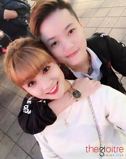 Nếu Bi là người mạnh mẽ, rắn rỏi thì Tú Anh lại vô cùng mềm mỏng, ngọt ngào và nữ tính... Chính sự đối lập trong phong cách của Bi và Tú Anh giúp cặp đôi chinh phục được tình cảm của đông đảo cư dân mạng. Chuyện tình của Bi và bạn gái vẫn luôn là mối quan tâm chú ý của giới trẻ. Cả hai thường xuyên chia sẻ những chuyến đi du lịch vui vẻ cùng nhau hay những khoảnh khắc ngọt ngào khiến mọi người chết vì ghen tị.