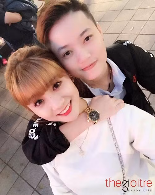 Nếu Bi là người mạnh mẽ, rắn rỏi thì Tú Anh lại vô cùng mềm mỏng, ngọt ngào và nữ tính... Chính sự đối lập trong phong cách của Bi và Tú Anh giúp cặp đôi chinh phục được tình cảm của đông đảo cư dân mạng. Chuyện tình của Bi và bạn gái vẫn luôn là mối quan tâm chú ý của giới trẻ. Cả hai thường xuyên chia sẻ những chuyến đi du lịch vui vẻ cùng nhau hay những khoảnh khắc ngọt ngào khiến mọi người chết vì ghen tị.