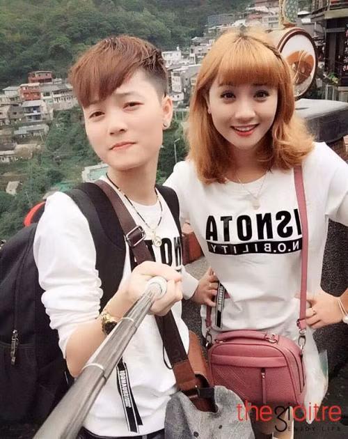 Tình yêu đẹp của họ cũng là niềm động lực cho những người trẻ dám sống thật với giới tính, cảm xúc của mình. Để mỗi cô gái nhận ra rằng, đôi khi chẳng nhất thiết cứ phải là đàn ông, con gái chúng ta cũng có thể đem lại hạnh phúc cho nhau kia mà. Nếu không yêu đàn ông, hãy cứ tin ngoài kia vẫn còn người con gái đang chờ bạn.