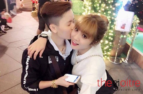 Còn Tú Anh lại gây ấn tượng mạnh bởi khuôn mặt bầu bĩnh, đôi mắt tròn xoe, đáng yêu như búp bê và phong cách dịu dàng, nữ tính.