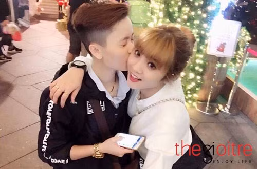 Còn Tú Anh lại gây ấn tượng mạnh bởi khuôn mặt bầu bĩnh, đôi mắt tròn xoe, đáng yêu như búp bê và phong cách dịu dàng, nữ tính.