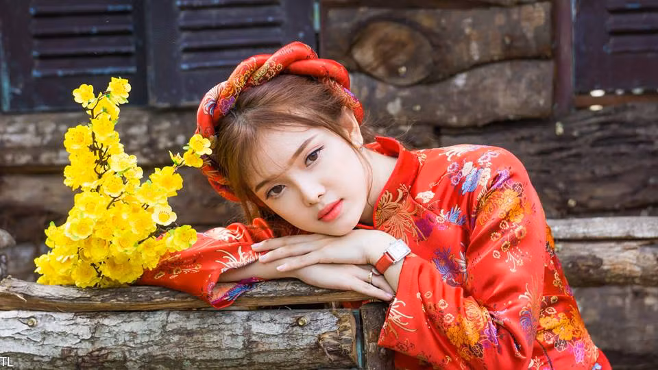 Concept chụp ảnh Tết phổ biến nhất của các cô gái Việt chính là áo dài, khăn xếp mang màu sắc: hồng, đỏ, vàng - những màu đặc trưng của Tết cổ truyền. Cuộc sống ngày một hiện đại hơn, đổi mới nhiều hơn, nhưng những dấu ấn từ những trang phục truyền thống vẫn tạo ra dấu ấn sâu sắc, không thể lẫn đi đâu được mỗi dịp Tết đến xuân về. Ảnh: Chân Tâm.