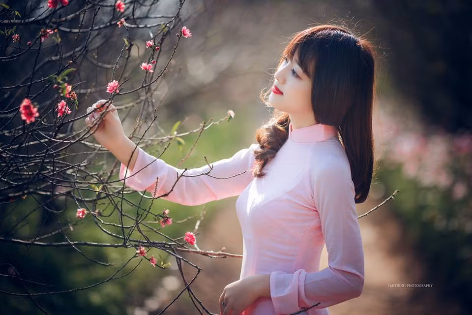 Mỗi miền một vẻ, nhưng nhìn chung những bộ ảnh này vẫn mang đầy đủ được ý nghĩa tô điểm thêm màu sắc cho mùa xuân mới, giúp các bạn trẻ, đặc biệt là các cô gái có thêm kỷ niệm trong dịp đón năm mới về. Ảnh: Hải Thịnh.