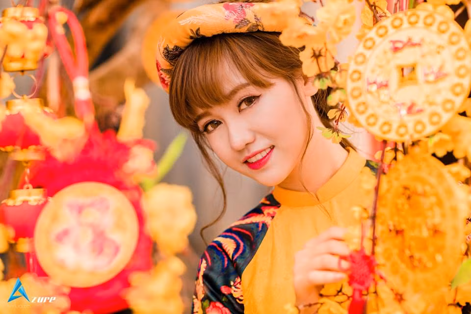 Tết đến xuân về, muôn hoa khoe sắc, lòng người cũng trở nên tươi vui, phấn chấn hơn. Sẵn dịp này, các thiếu nữ Việt, các cô gái còn đang trong độ tuổi xuân xanh đã tranh thủ "đầu tư" để có cho mình những bộ ảnh đẹp mắt mang đậm màu sắc Tết của quê hương, không khi mùa xuân mới tràn đầy niềm vui, sự hứng khởi. Ảnh: AZURE Studio.