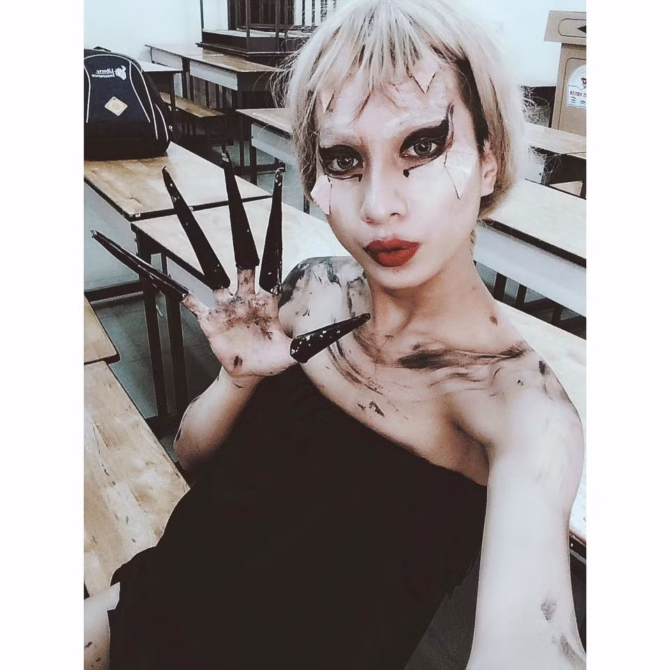 Xuân Vinh thừa nhận bản thân là một fan cuồng của ca sĩ Lady Gaga - người nổi tiếng khắp thế giới với phong cách thời trang quái dị, nhiều thiết kế điên rồ đến mức "không thể tin nổi". Bị ám ảnh bởi những màn trình diễn của Lady Gaga, Xuân Vinh cũng mê luôn phong cách thời trang của ngôi sao âm nhạc Mỹ này từ bao giờ không hay.