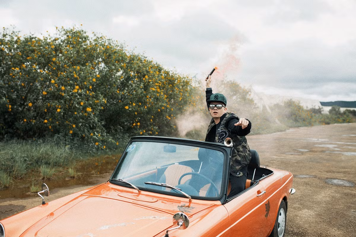 Làm cùng nghề, cả hai có thể trao đổi về chuyên môn "hàng giờ mà không biết chán" và thông cảm cho lịch sinh hoạt thất thường của nhau hơn. Ảnh: Nupakachi Studio.