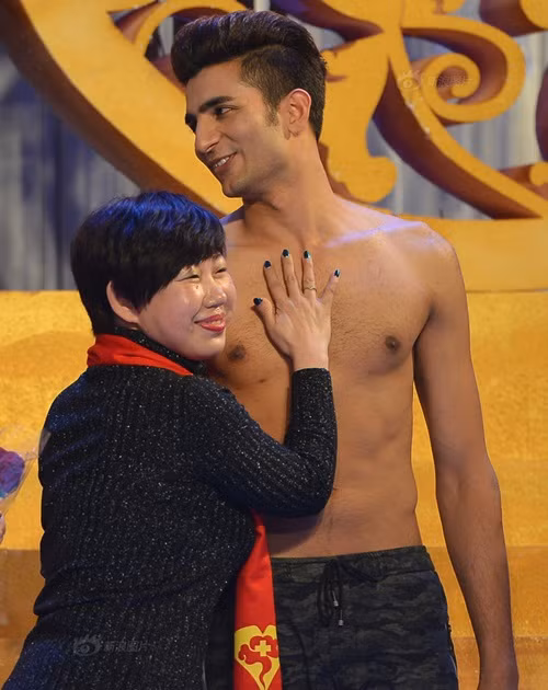 Bên cạnh việc trình diễn, dàn mẫu nam này còn vui vẻ giao lưu và tương tác với khán giả nữ. Trong chương trình, họ ôm, tặng hoa, hôn môi và bế bổng các khách hàng nữ. Thậm chí còn để cho những khách hàng nữ này sờ soạng lên cơ bắp của mình một cách thoải mái.