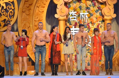 Bởi đối tượng khách hàng đến thẩm mỹ viện chủ yếu là nữ giới, thẩm mỹ viện này đã nghĩ ra cách mời dàn mẫu nam ngoại quốc để ngực trần lên sân khấu tiệc tất niên để trình diễn, giao lưu với khán giả.