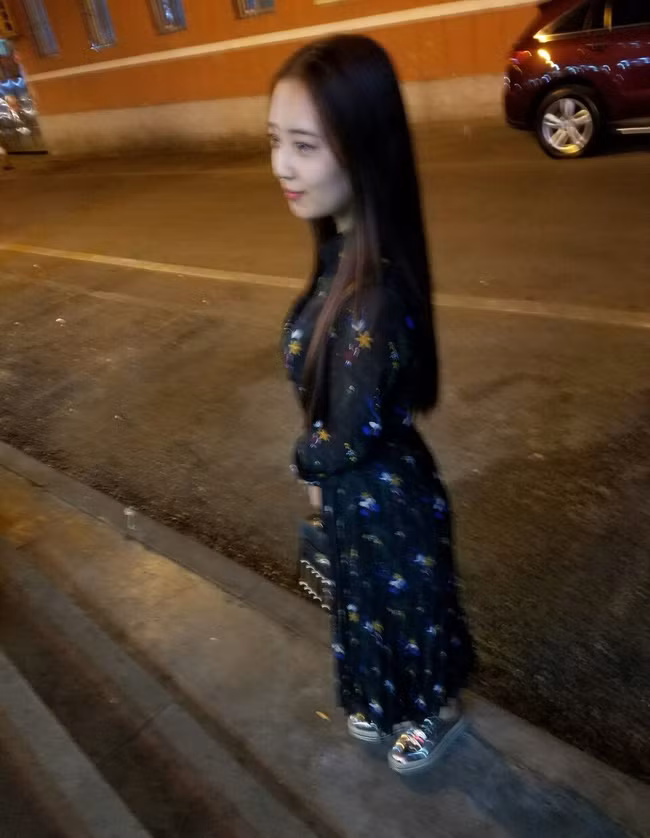 Các chàng trai không có kinh nghiệm "sống ảo", cũng không quan tâm nhiều đến ngoại hình xấu - đẹp nên khi cầm máy ảnh đôi khi họ chỉ "chụp cho xong". Chính sự hời hợt này đã tạo ra kết quả kinh hoàng là những bức ảnh chộp lại nhiều khoảnh khắc "khó đỡ" của các cô gái, khiến họ trở nên xấu đi rất nhiều và cảm thấy bị tổn thương.