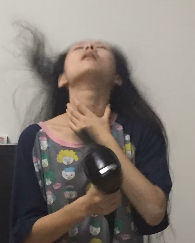 Chắc chắn rằng các cô gái trẻ sẽ không bao giờ muốn nhìn tác phẩm ảnh khủng khiếp này lần thứ hai.