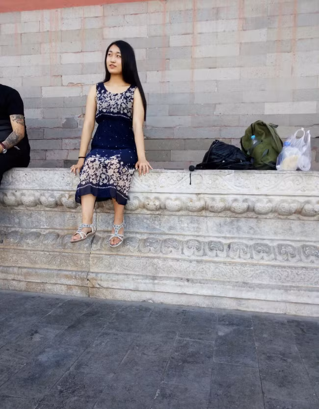 Cách lựa chọn không khéo léo cùng với sự vô tư, ngây ngô khi bấm máy của chàng trai đã khiến cô bạn gái trong hình trông "ngắn một mẩu", phần cánh tay thậm chí còn dài hơn cả đôi chân.