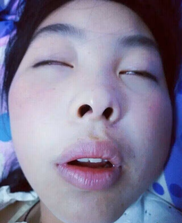 Ngoài những anh chàng hồn nhiên, vô tư, chụp làm xấu bạn gái một cách rất tình cờ thì cũng có những người "cao tay", cố ý săn lùng những khoảnh khắc khó đỡ của bạn gái để chụp lại nhằm mục đích trêu chọc. Trước một bức ảnh như thế này, cô gái trẻ đã phải thốt lên rằng: "Nói thật đi, em đã bao giờ làm chuyện gì có lỗi với anh chưa mà anh lại đối xử với em như thế?".