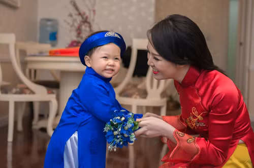 Ai ai cũng muốn không khí gia đình thật ấm cúng, vui vẻ trong dịp Tết, do đó sự hài hước sẽ khiến cho mọi người xung quanh cảm thấy nhẹ nhàng, gần gũi hơn. Theo các nhà khoa học Mỹ, không chỉ là sự pha trò, sự khôi hài còn có ý nghĩa tích cực đối với sự giao tiếp, gắn kết giữa mọi người trong gia đình. Nhà nghiên cứu Chris Robert tại ĐH Missouri cho biết: "Khả năng cảm thụ sự hài hước, cười, khiến cho người khác cười sẽ giúp bạn tăng tiết hormone tích cực như endorphin (hormone giảm đau tự nhiên) và serotonin (hormone điều hòa tâm trạng). Những hormone này sẽ giúp có thể cải thiện tình cảm, mang lại sự sảng khoái, từ đó bạn sẽ phóng khoáng hơn".