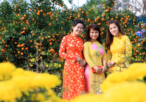 Có một sự thật là ai trong chúng ta cũng cảm thấy vui vẻ, thoải mái khi thấy mình có ích và được người xung quanh tôn trọng. Bởi vậy, bằng cách chú ý quan sát, đưa ra lời hỏi thăm, khen ngợi đúng thời điểm sẽ khiến bạn dễ dàng có được sự yêu mến, tình cảm của người xung quanh. Trong một nghiên cứu được tiến hành tại Mỹ, Elizabeth Gunderson và đồng nghiệp đã chứng minh thấy, việc đưa ra lời khen ngợi, khích lệ sẽ khiến người được khen cảm thấy vui mừng, từ đó trở nên vui vẻ, hào phóng hơn. Biết đâu, những người này sẽ lì xì cho bạn gấp hai vì sự đáng yêu, khích lệ của bạn.