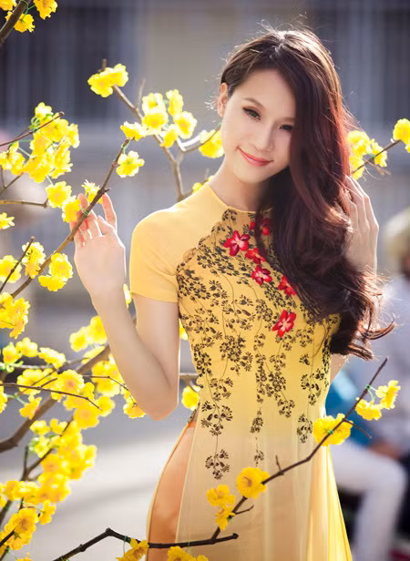 Tết là dịp để mọi người trong gia đình đoàn viên, cùng nhau nói đùa, chúc phúc để có một năm an lành, may mắn. Theo các nhà khoa học, việc luôn vui vẻ, niềm nở và mỉm cười sẽ khiến cho đối phương chú tâm đến bạn hơn, từ đó sẽ lì xì bạn nhiều hơn. Các chuyên gia lý giải rằng, việc chúng ta nhận được một nụ cười từ người phía trước sẽ tương tự như bộ não ta nhận được một phần thưởng. Cụ thể, vùng vỏ não trán - ổ mắt (nằm phía trước hộp sọ, trên mắt) sẽ kích hoạt mạnh. Kết luận này được đưa ra sau khi các chuyên gia tiến hành quét não fMRI những người tình nguyện tham gia nghiên cứu. Theo đó, khi nhìn thấy nụ cười rạng rỡ, phản ứng ở não bỗng được kích thích mạnh hơn đáng kể.