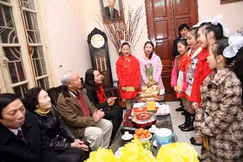 Tuy nhiên, ở góc độ nghiên cứu tâm lý, các nhà khoa học đã chứng minh được rằng, việc đi cùng một nhóm người khiến bạn trở nên thu hút và được lòng mọi người hơn. Hiện tượng này được các nhà khoa học gọi tên là "hiệu ứng đội cổ vũ", xảy ra khi não bộ của chúng ta có xu hướng "dễ dãi" hơn, chứ không kĩ tính, soi xét kỹ từng người một. Não bộ "dễ tính" sẽ là lúc giúp cho bạn dễ lấy được thiện cảm của người đối diện hơn.