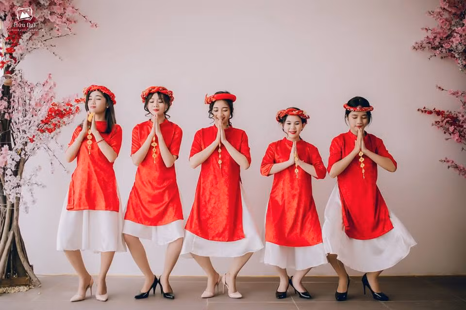 Ngây thơ, nhí nhảnh và "quậy tới bến", 5 cô gái trẻ khiến dân mạng không thể rời mắt khi ngắm bộ ảnh đón Tết Nguyên đán của họ.