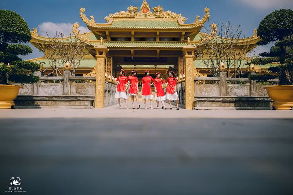 Nhận xét về bộ ảnh Tết độc đáo này, nhiều dân mạng, bạn trẻ đã không tiếc những lời khen dành cho vẻ tươi tắn, hồn nhiên của 5 nữ nhân vật chính, cùng với đó là mong muốn bản thân cũng có một bộ ảnh đón xuân tươi vui như vậy cùng bạn bè.