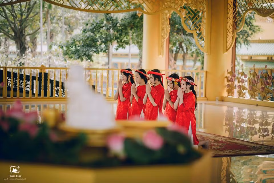 Ngoài ra trang phục áo dài, khăn xếp mà "ngũ long công chúa" sử dụng cũng là một điểm nhấn rất thú vị. Bộ áo dài màu đỏ được thiết kế cách tân, kết hợp với chân váy - "mốt" của mùa xuân năm nay đã cho thấy sự kết hợp rất tài tình của nét đẹp văn hóa truyền thống và sự sáng tạo trong phong cách thời trang hiện đại.