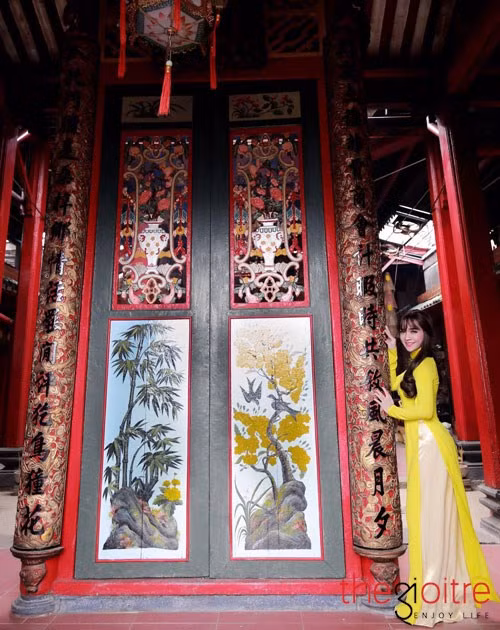 Đây cũng là lúc các thiếu nữ từ khắp mọi miền quê xúng xính váy áo, đua nhau khoe sắc bên mai vàng cùng đào thắm, pháo hồng và bánh chưng bánh tét…