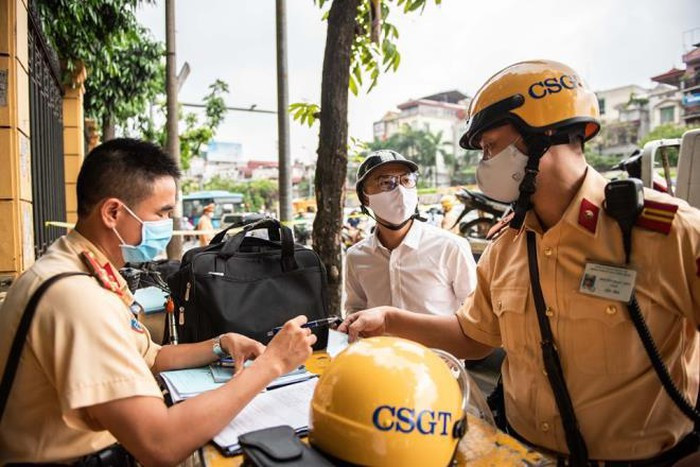 Địa điểm phát hiện vụ việc nằm trên QL 5B cao tốc Hà Nội - Hải Phòng đoạn qua xã Tân Tiến, huyện Văn Giang, tỉnh Hưng Yên. (Ảnh: CSGT kiểm tra, xử lý người vi phạm trong sáng 15/5. Nguồn: VTC)