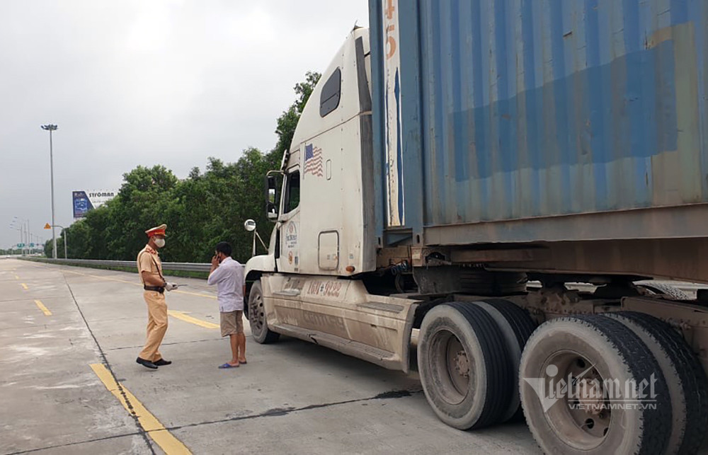 Theo Nghị định số 100 của Chính phủ về xử lý vi phạm giao thông trong lĩnh vực giao thông đường bộ và đường sắt, tài xế này sẽ bị phạt tiền đến 40 triệu đồng, tước GPLX gần 2 năm. Ngoài ra, áp dụng biện pháp ngăn chặn, tạm giữ xe tải đến 7 ngày. (Ảnh: CSGT Đội tuần tra kiểm soát giao thông đường bộ cao tốc, Cục CSGT (Bộ Công an) kiểm tra 1 lái xe container trên QL5B sáng 15/5. Nguồn: Vietnamnet)