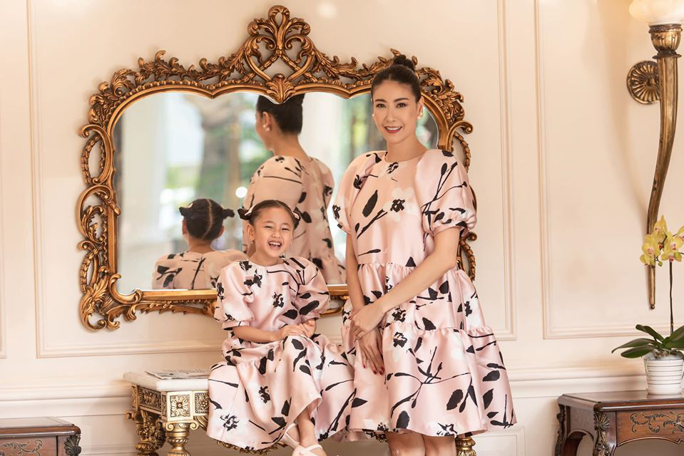 Những bức hình của mẹ con Hoa hậu Việt Nam 1992 ngay sau khi đăng tải gây "sốt" mạng xã hội.