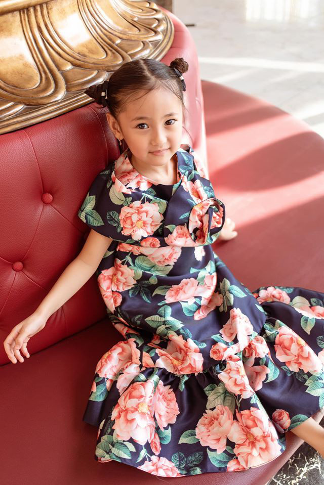 Con gái út của Hà Kiều Anh tạo dáng dễ thương với thần thái cuốn hút không thua kém mẹ.