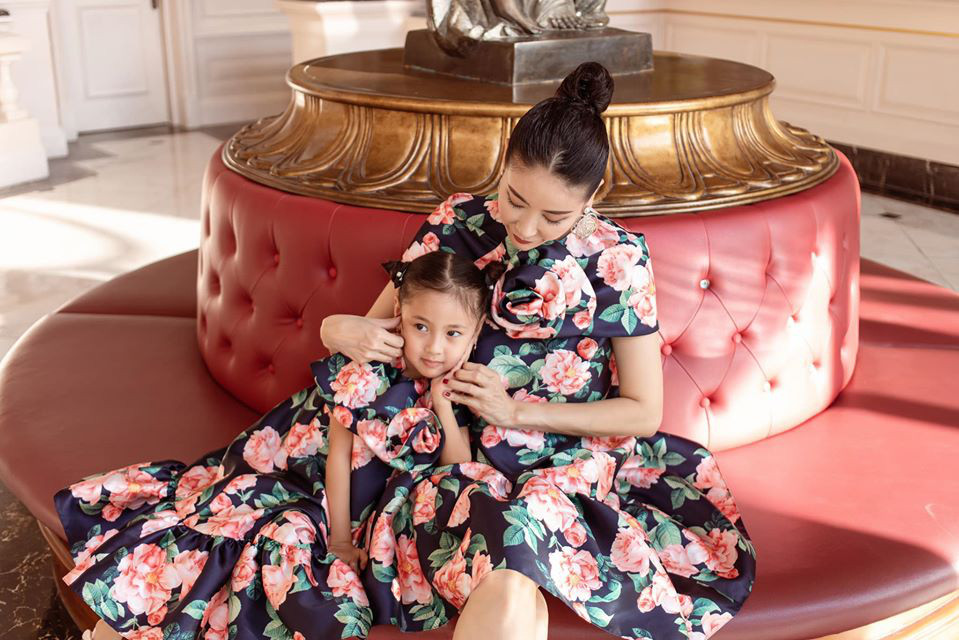 Hoa hậu Hà Kiều Anh và ông xã Huỳnh Trung Nam có với nhau 3 nhóc tỳ: hai quý tử Vương Khang, Vương Khôi và con gái út Viann.