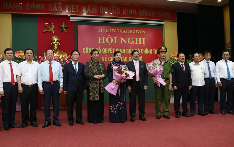 Mới đây, tại tỉnh Thái Nguyên, Ban Tổ chức Trung ương và Ban Chấp hành Đảng bộ tỉnh Thái Nguyên đã tổ chức hội nghị công bố và trao quyết định của Bộ Chính trị về công tác cán bộ. (Ảnh: Vietnamnet)