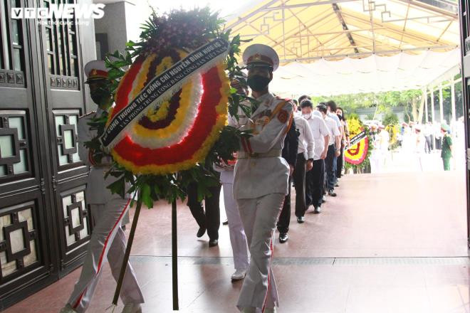 Nhiều lãnh đạo Đảng, Nhà nước, các cơ quan, tổ chức đến viếng ông Nguyễn Đình Hương.