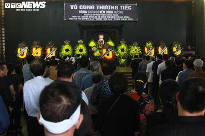 Thi hài ông sẽ được an táng tại Nghĩa trang công viên Vĩnh Hằng, Ba Vì, Hà Nội. Tiểu sử ông Nguyễn Đình Hương Ông Nguyễn Đình Hương (bí danh Phi Hùng), sinh ngày 7/1/1930; quê quán Hưng Long, huyện Hưng Nguyên, Nghệ An; Thường trú tại: Số nhà 30/195 B4 Đội Cấn, phường Đội Cấn, Ba Đình, Hà Nội. Ông tham gia cách mạng từ tháng 3/1946, vào Đảng ngày 10/11/1948. Tháng 3/1946: Ông tham gia đội du kích xã Hưng Long. Năm 1946 - 1950: Ông làm công nhân trong ngành quân giới Liên khu 4, đi phục vụ chiến trường Bình Trị Thiên. Ngày 10/11/1948, ông được kết nạp vào Đảng Cộng sản Việt Nam. Năm 1951 -1952: Làm cán bộ Liên hiệp Công đoàn tỉnh Nghệ An. Năm 1953: Cán bộ Sở Vận tải Trung ương, thừa ủy quyền Chi sở trưởng Tuyên Quang. Năm 1954 - tháng 4/1956: Tham gia cải cách ruộng đất tại các tỉnh Thái Nguyên, Phú Thọ, Sơn Tây (nay là Hà Nội), Nam Định. Tháng 5/1956 đến năm 1964: Cán bộ Ban Tổ chức Trung ương Đảng. Năm 1965: Ông được đề bạt làm Phó vụ trưởng Vụ Quản lý cán bộ, Ban Tổ chức Trung ương. Năm 1981: Vụ trưởng Vụ Quản lý cán bộ. Tháng 3/1982: Ông được bổ nhiệm giữ chức Phó trưởng Ban Tổ chức Trung ương, Bí thư Đảng ủy cơ quan và Thường vụ Đảng ủy Ban chấp hành Đảng bộ Khối I (nay là Đảng ủy Khối các cơ quan Trung ương). Tại Đại hội 6 của Đảng (tháng 11/1986), ông được bầu làm ủy viên BCH Trung ương Đảng, được phân công làm Phó trưởng ban thường trực Ban Tổ chức Trung ương. Tại Đại hội Đảng toàn quốc lần thứ 7 (tháng 6/1991), ông tiếp tục được bầu vào BCH Trung ương Đảng, được phân công làm Phó trưởng Ban Tổ chức Trung ương. Tháng 7/1993: Ông được bổ nhiệm làm Trưởng Ban Bảo vệ chính trị nội bộ Trung ương. Tháng 7/1996: Phó trưởng Ban Bảo vệ chính trị nội bộ Trung ương, Thường trực A47. Ông nghỉ công tác từ tháng 4/2005. Do có nhiều công lao và thành tích xuất sắc đối với sự nghiệp cách mạng của Đảng, của dân tộc, ông được Đảng và Nhà nước tặng thưởng nhiều phần thưởng cao quý.