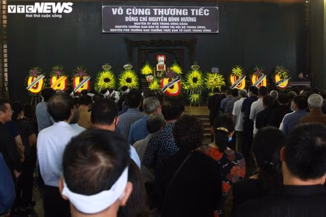 Thi hài ông sẽ được an táng tại Nghĩa trang công viên Vĩnh Hằng, Ba Vì, Hà Nội. Tiểu sử ông Nguyễn Đình Hương Ông Nguyễn Đình Hương (bí danh Phi Hùng), sinh ngày 7/1/1930; quê quán Hưng Long, huyện Hưng Nguyên, Nghệ An; Thường trú tại: Số nhà 30/195 B4 Đội Cấn, phường Đội Cấn, Ba Đình, Hà Nội. Ông tham gia cách mạng từ tháng 3/1946, vào Đảng ngày 10/11/1948. Tháng 3/1946: Ông tham gia đội du kích xã Hưng Long. Năm 1946 - 1950: Ông làm công nhân trong ngành quân giới Liên khu 4, đi phục vụ chiến trường Bình Trị Thiên. Ngày 10/11/1948, ông được kết nạp vào Đảng Cộng sản Việt Nam. Năm 1951 -1952: Làm cán bộ Liên hiệp Công đoàn tỉnh Nghệ An. Năm 1953: Cán bộ Sở Vận tải Trung ương, thừa ủy quyền Chi sở trưởng Tuyên Quang. Năm 1954 - tháng 4/1956: Tham gia cải cách ruộng đất tại các tỉnh Thái Nguyên, Phú Thọ, Sơn Tây (nay là Hà Nội), Nam Định. Tháng 5/1956 đến năm 1964: Cán bộ Ban Tổ chức Trung ương Đảng. Năm 1965: Ông được đề bạt làm Phó vụ trưởng Vụ Quản lý cán bộ, Ban Tổ chức Trung ương. Năm 1981: Vụ trưởng Vụ Quản lý cán bộ. Tháng 3/1982: Ông được bổ nhiệm giữ chức Phó trưởng Ban Tổ chức Trung ương, Bí thư Đảng ủy cơ quan và Thường vụ Đảng ủy Ban chấp hành Đảng bộ Khối I (nay là Đảng ủy Khối các cơ quan Trung ương). Tại Đại hội 6 của Đảng (tháng 11/1986), ông được bầu làm ủy viên BCH Trung ương Đảng, được phân công làm Phó trưởng ban thường trực Ban Tổ chức Trung ương. Tại Đại hội Đảng toàn quốc lần thứ 7 (tháng 6/1991), ông tiếp tục được bầu vào BCH Trung ương Đảng, được phân công làm Phó trưởng Ban Tổ chức Trung ương. Tháng 7/1993: Ông được bổ nhiệm làm Trưởng Ban Bảo vệ chính trị nội bộ Trung ương. Tháng 7/1996: Phó trưởng Ban Bảo vệ chính trị nội bộ Trung ương, Thường trực A47. Ông nghỉ công tác từ tháng 4/2005. Do có nhiều công lao và thành tích xuất sắc đối với sự nghiệp cách mạng của Đảng, của dân tộc, ông được Đảng và Nhà nước tặng thưởng nhiều phần thưởng cao quý.