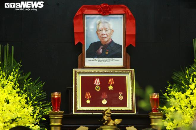 Ông Nguyễn Đình Hương được nhiều người biết đến là vị cán bộ thanh liêm, chính trực, sống rất bình dị và có nhiều trăn trở về công tác cán bộ, phòng chống tham nhũng với nhiều phát ngôn thẳng thắn, mạnh mẽ. Ông được Đảng và Nhà nước tặng thưởng huân chương Kháng chiến chống Pháp hạng Ba, huân chương Kháng chiến chống Mỹ hạng Nhất, huân chương Độc lập hạng Nhất, Huy hiệu 70 năm tuổi Đảng và nhiều huân, huy chương cao quý khác.