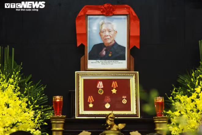 Ông Nguyễn Đình Hương được nhiều người biết đến là vị cán bộ thanh liêm, chính trực, sống rất bình dị và có nhiều trăn trở về công tác cán bộ, phòng chống tham nhũng với nhiều phát ngôn thẳng thắn, mạnh mẽ. Ông được Đảng và Nhà nước tặng thưởng huân chương Kháng chiến chống Pháp hạng Ba, huân chương Kháng chiến chống Mỹ hạng Nhất, huân chương Độc lập hạng Nhất, Huy hiệu 70 năm tuổi Đảng và nhiều huân, huy chương cao quý khác.