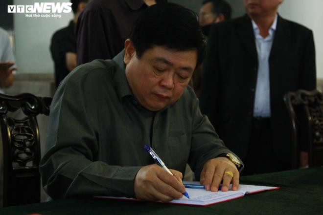 Ủy viên Trung ương Đảng, Giám đốc Đài Tiếng nói Việt Nam Nguyễn Thế Kỷ viết dòng lưu bút tạm biệt người con ưu tú của quê hương Nghệ An, người cán bộ lãnh đạo ngành tổ chức xây dựng Đảng gương mẫu, bản lĩnh, liêm khiết, trách nhiệm.