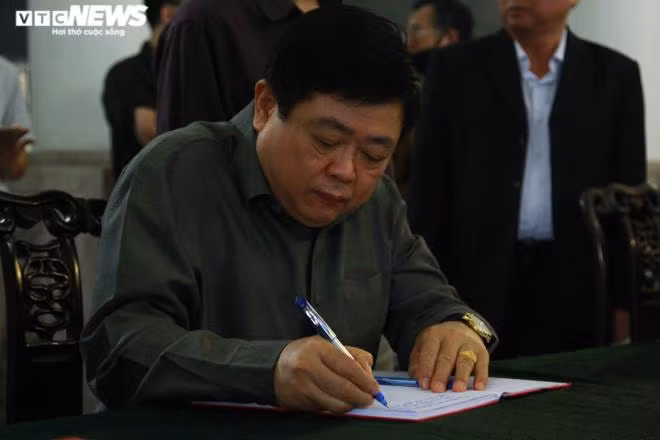 Ủy viên Trung ương Đảng, Giám đốc Đài Tiếng nói Việt Nam Nguyễn Thế Kỷ viết dòng lưu bút tạm biệt người con ưu tú của quê hương Nghệ An, người cán bộ lãnh đạo ngành tổ chức xây dựng Đảng gương mẫu, bản lĩnh, liêm khiết, trách nhiệm.