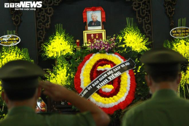 Đảng ủy, Ban Giám đốc Công an TP Hà Nội đặt vòng hoa kính viếng.