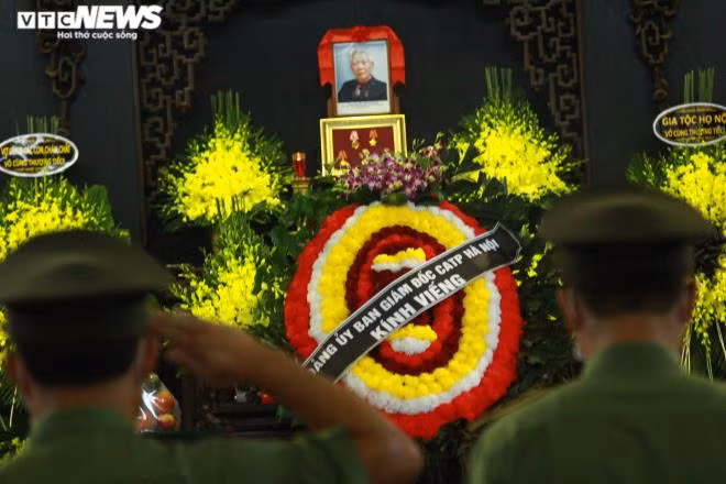 Đảng ủy, Ban Giám đốc Công an TP Hà Nội đặt vòng hoa kính viếng.