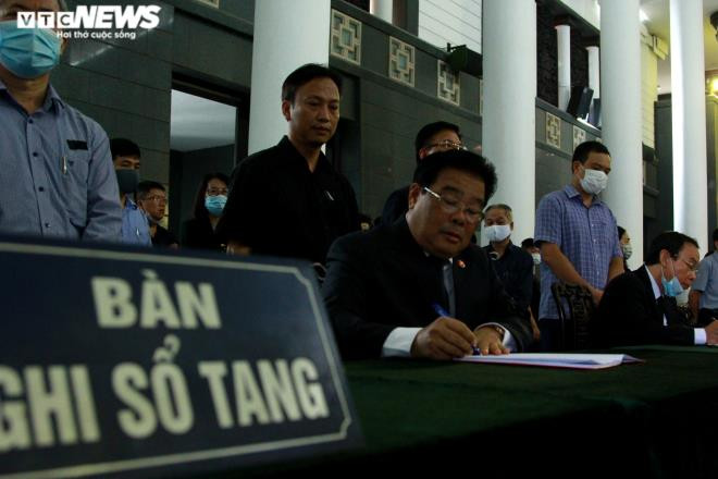 Ông Sơn Minh Thắng - Ủy viên Trung ương Đảng, Bí thư đảng ủy khối cơ quan Trung ương viết dòng lưu bút tại bàn ghi sổ tang: "Trong suốt cuộc đời công tác, đồng chí Nguyễn Đình Hương luôn là một người cán bộ trung kiên, ngay thẳng, có nhiều đóng góp to lớn cho công tác tổ chức xây dựng Đảng nói riêng và sự nghiệp cách mạng của Đảng nói chung. Đồng chí mất đi là một tổn thất to lớn đối với người thân, bạn bè, đồng chí, đồng nghiệp. Mong đồng chí an giấc ngàn thu nơi cõi vĩnh hằng. Chúng tôi xin gửi lời chia buồn sâu sắc nhất tới toàn thể gia quyết".