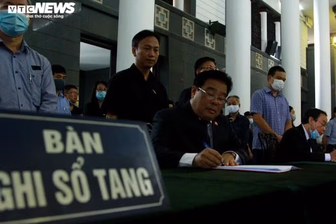 Ông Sơn Minh Thắng - Ủy viên Trung ương Đảng, Bí thư đảng ủy khối cơ quan Trung ương viết dòng lưu bút tại bàn ghi sổ tang: "Trong suốt cuộc đời công tác, đồng chí Nguyễn Đình Hương luôn là một người cán bộ trung kiên, ngay thẳng, có nhiều đóng góp to lớn cho công tác tổ chức xây dựng Đảng nói riêng và sự nghiệp cách mạng của Đảng nói chung. Đồng chí mất đi là một tổn thất to lớn đối với người thân, bạn bè, đồng chí, đồng nghiệp. Mong đồng chí an giấc ngàn thu nơi cõi vĩnh hằng. Chúng tôi xin gửi lời chia buồn sâu sắc nhất tới toàn thể gia quyết".