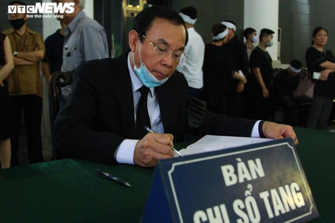 Ông Nguyễn Văn Nên, Chánh văn phòng Trung ương Đảng viết dòng lưu bút trong sổ tang.