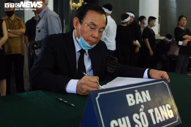 Ông Nguyễn Văn Nên, Chánh văn phòng Trung ương Đảng viết dòng lưu bút trong sổ tang.