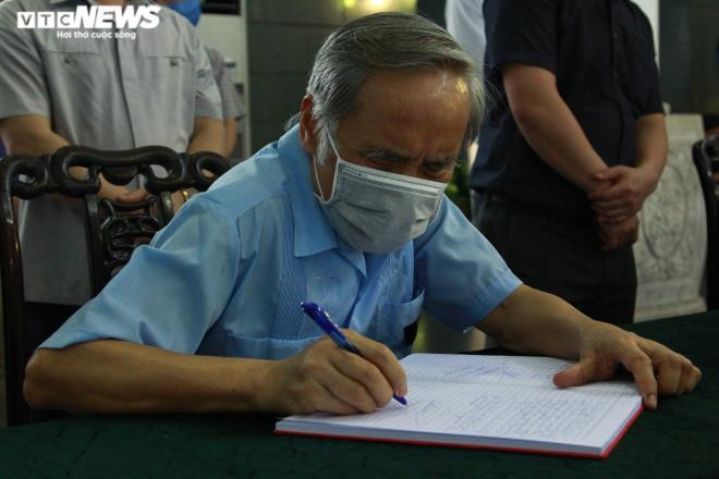 Ông Nguyễn Đình Bin, nguyên Thứ trưởng Bộ Ngoại giao xúc động khi viết những dòng lưu bút trong sổ tang.