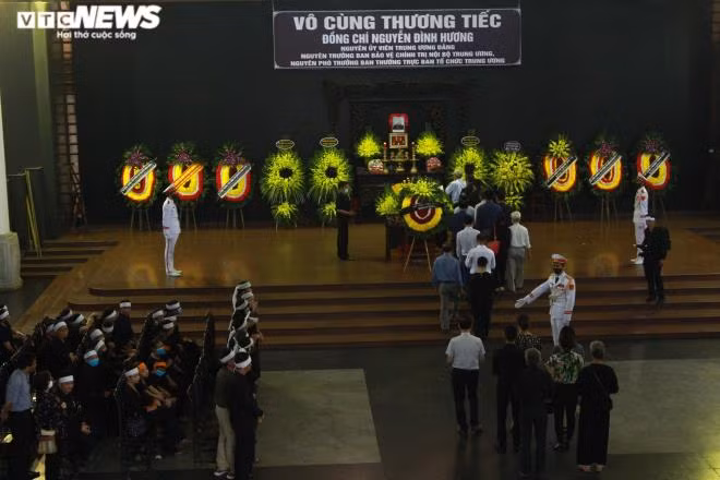 Lễ tang ông Nguyễn Đình Hương được tổ chức theo nghi thức lễ tang cấp cao. Ban Tổ chức lễ tang gồm 11 thành viên, đứng đầu là ông Phạm Minh Chính, Ủy viên Bộ Chính trị, Bí thư Trung ương Đảng, Trưởng Ban Tổ chức Trung ương, Trưởng Tiểu ban Bảo vệ chính trị nội bộ.