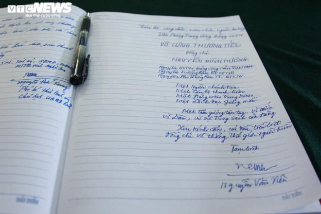 "Vô cùng thương tiếc đồng chí Nguyễn Đình Hương, nguyên Ủy viên Trung ương Đảng Cộng Sản Việt Nam, nguyên Trưởng Ban Bảo vệ chính trị nội bộ Trung ương, nguyên Phó trưởng Ban thường trực Ban Tổ chức Trung ương. Một người chính trực; một cán bộ thanh liêm; một Đảng viên trung kiên; một lãnh đạo gương mẫu; một tấm gương tận tụy vì nước, vì dân vì sự trong sạch của Đảng. Xin kính cẩn, cúi đầu vĩnh biệt đồng chí về thẳng thế giới người hiền. Tạm biệt", ông Nguyễn Văn Nên viết.