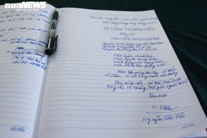 "Vô cùng thương tiếc đồng chí Nguyễn Đình Hương, nguyên Ủy viên Trung ương Đảng Cộng Sản Việt Nam, nguyên Trưởng Ban Bảo vệ chính trị nội bộ Trung ương, nguyên Phó trưởng Ban thường trực Ban Tổ chức Trung ương. Một người chính trực; một cán bộ thanh liêm; một Đảng viên trung kiên; một lãnh đạo gương mẫu; một tấm gương tận tụy vì nước, vì dân vì sự trong sạch của Đảng. Xin kính cẩn, cúi đầu vĩnh biệt đồng chí về thẳng thế giới người hiền. Tạm biệt", ông Nguyễn Văn Nên viết.