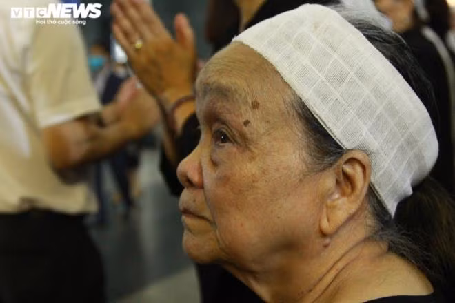 Bà Trương Thị Xin, vợ ông Nguyễn Đình Hương đau buồn trong buổi tang lễ.