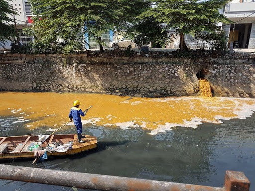Kinh hai nhin nuoc thai xa ra song o Ha Noi